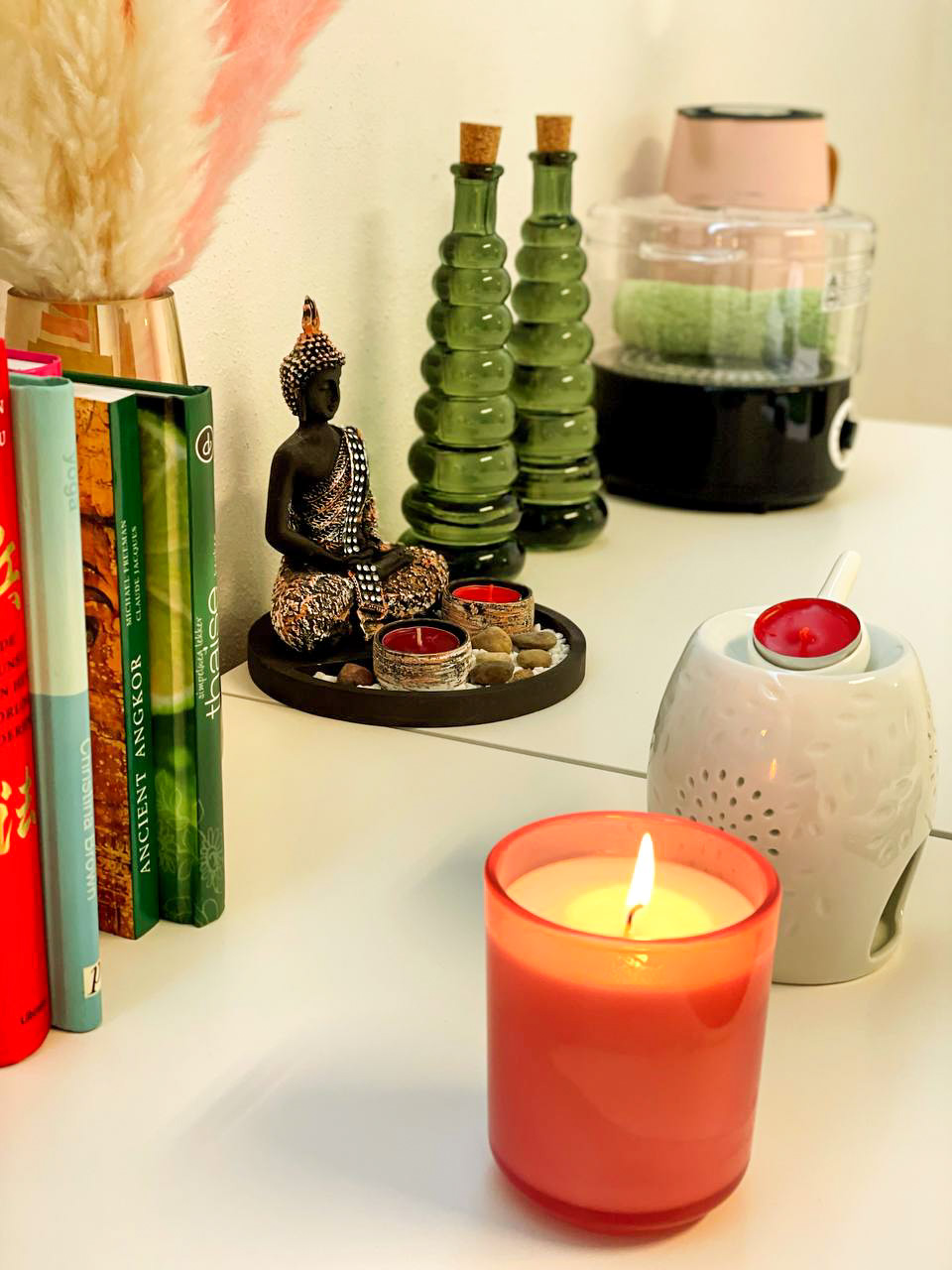Olie en geurkaarsen met boeddha