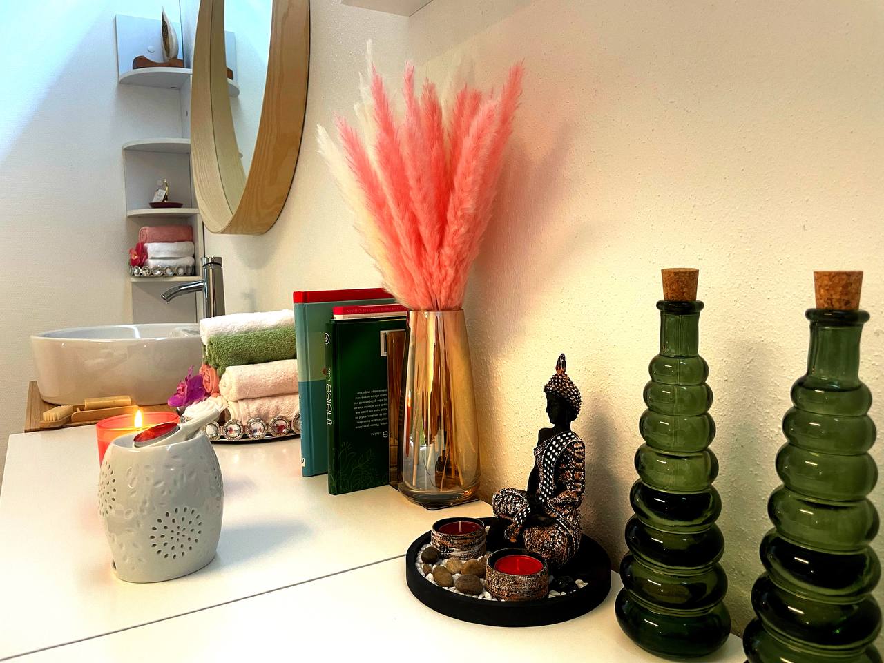 Boeddhabeeld op kast